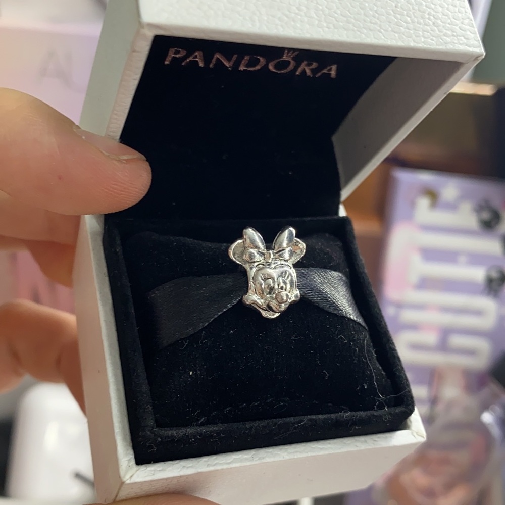 Autentic pandora minnie new never used 🚨😊🚨🚨🚨